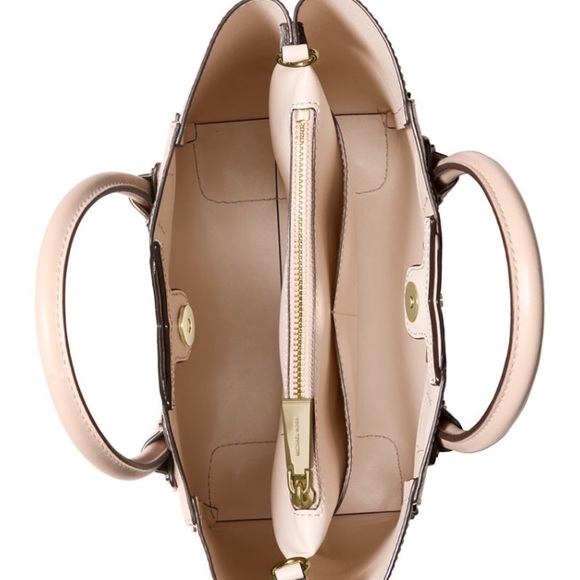 Michael Kors Mae small messenger bag - Picture 3 of 13